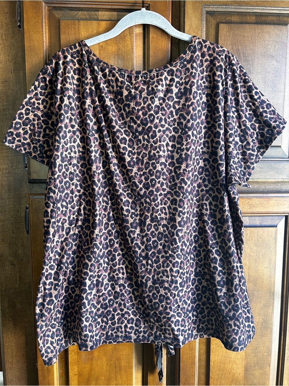 🌸Mia Terra tie-front top features a brown and black leopard print pattern 2x - Picture 3 of 5